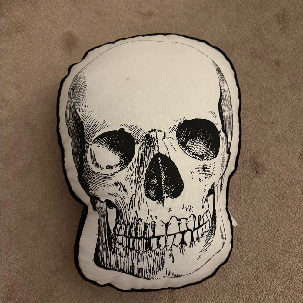 Skull Print Decorative Pillow
